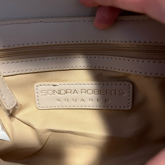 Sandra Robert’s - Adorable and I mean adorable NWOT crossbody or shoulder bag. - Picture 2 of 5